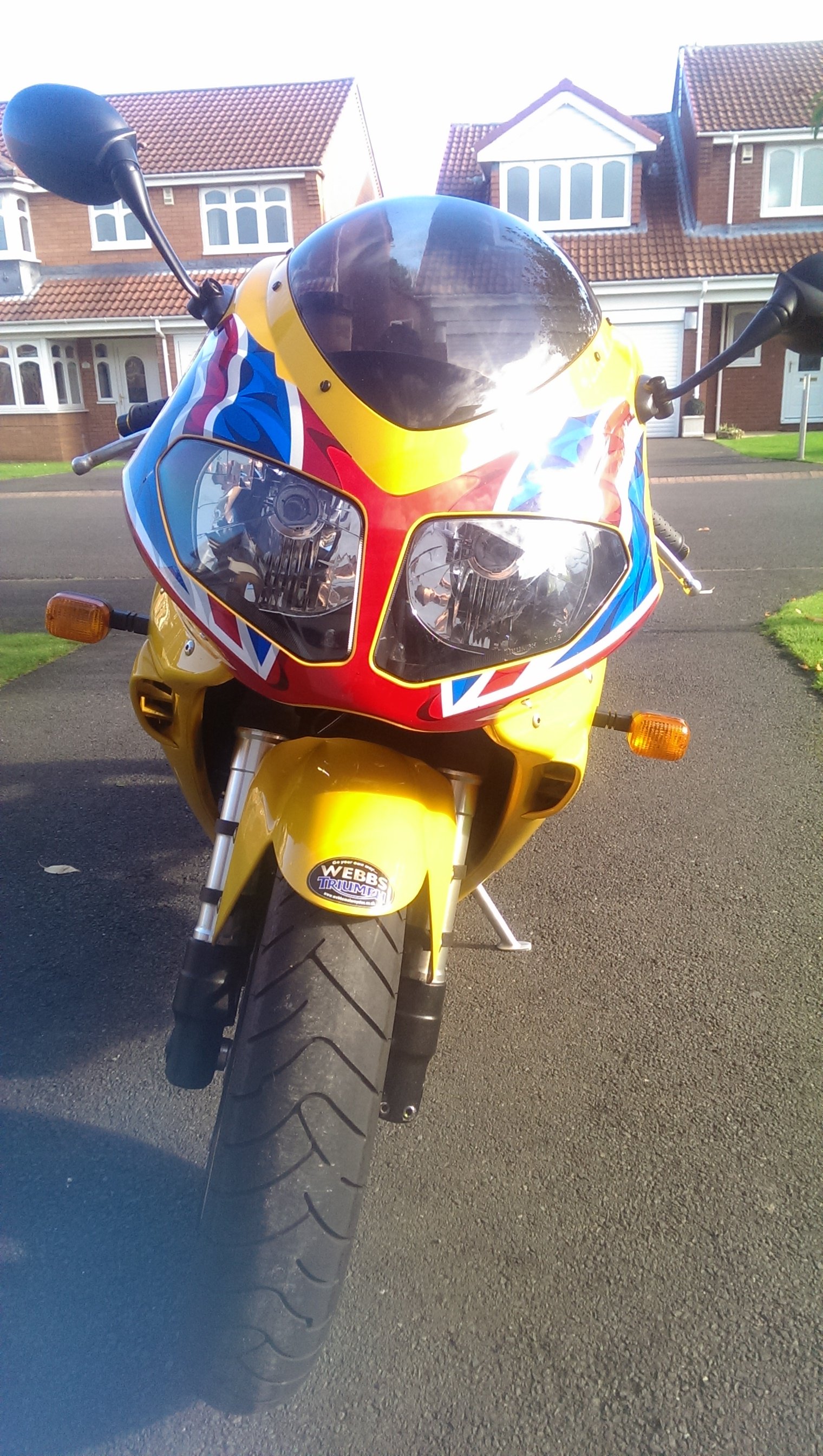 2006 Triumph Daytona 955i front view